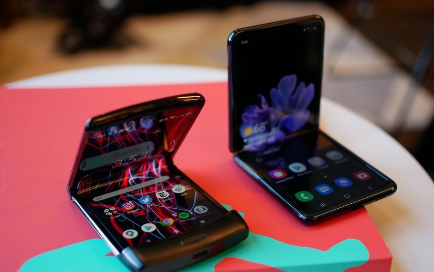Smartphone Layar Lipat • PT DIENG CYBER INDONESIA Smartphone Layar Lipat • PT DIENG CYBER INDONESIA